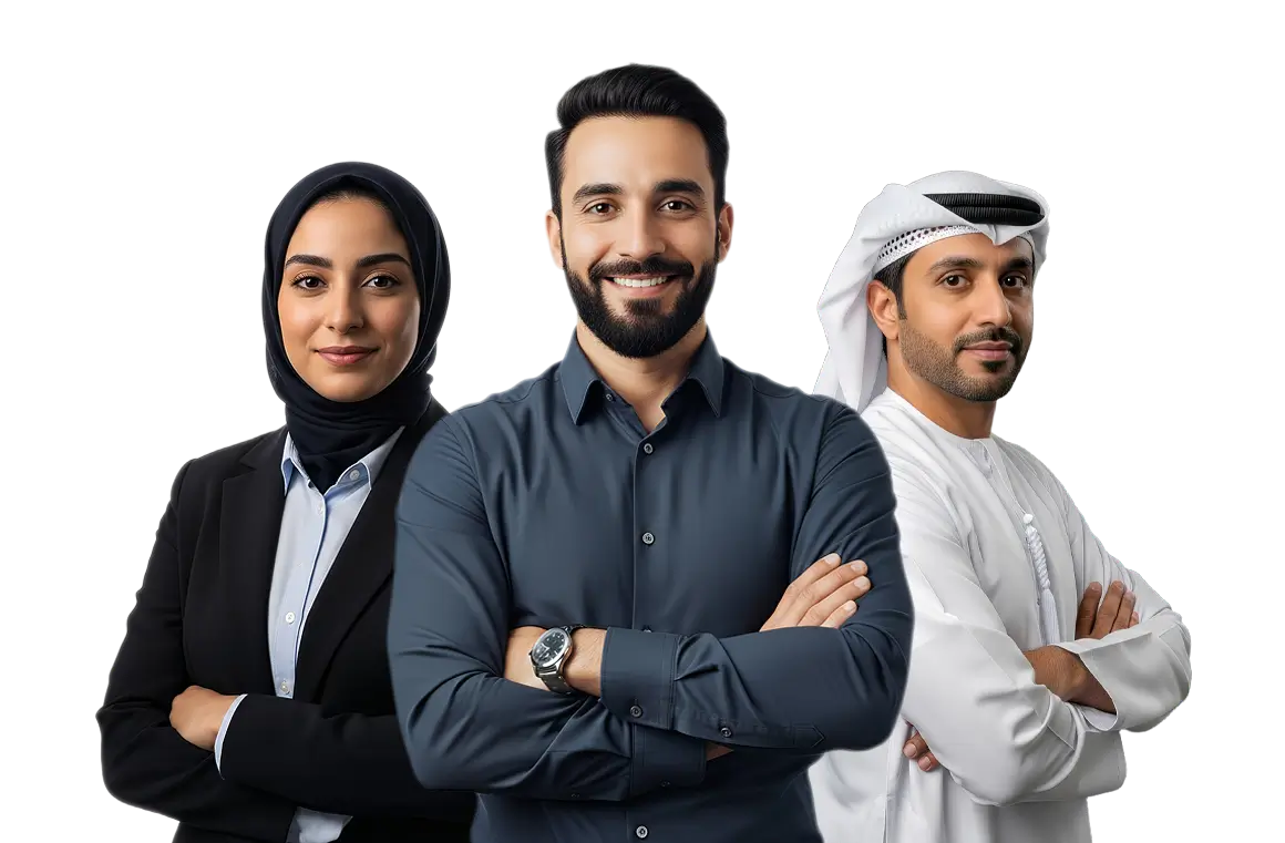 صورة ترويجية تظهر ثلاثة مهنيين مبتسمين — امرأة ترتدي الحجاب وبدلة عمل، ورجل بقميص أزرق، ورجل بالزي الخليجي التقليدي — يقفون وأذرعهم متقاطعة.